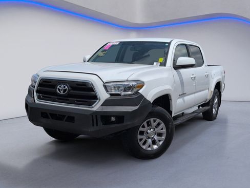 Used 2017 Toyota Tacoma SR5 w/ Tow Package RWD image 2