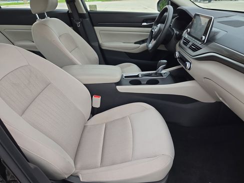 Used 2025 Nissan Altima 2.5 SV FWD image 31