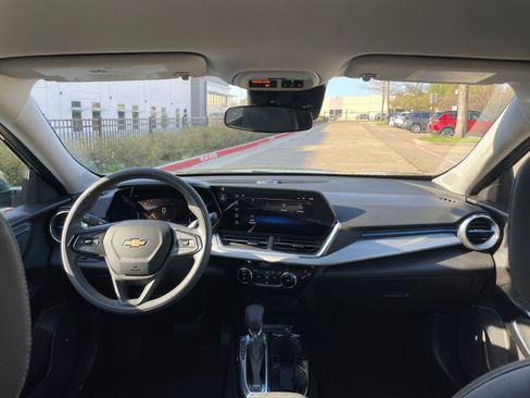 Used 2025 Chevrolet Trax LT image 36