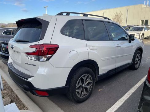 Used 2023 Subaru Forester Premium image 4