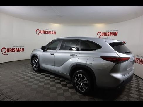 Used 2023 Toyota Highlander XLE image 6