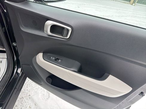 Used 2021 Hyundai Venue SEL image 18