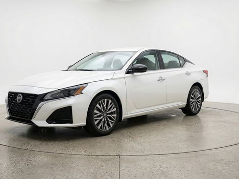 Used 2025 Nissan Altima 2.5 SV image 3