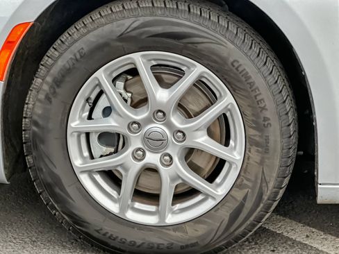 Used 2024 Chrysler Pacifica Touring-L FWD image 26