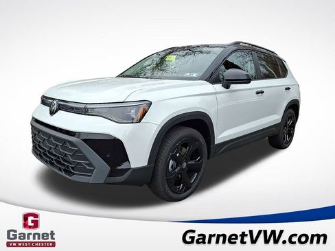 New 2026 Volkswagen Taos SE image 2