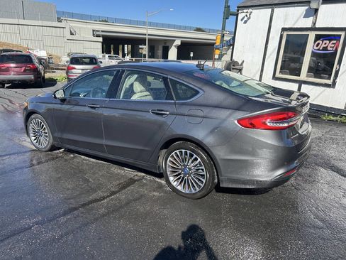 Used 2017 Ford Fusion SE w/ Fusion SE Technology Package image 9