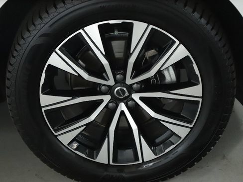 Used 2024 Volvo XC60 B5 Plus AWD/4WD image 10