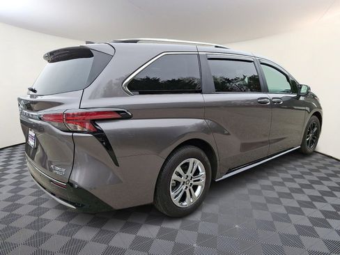 Used 2024 Toyota Sienna Platinum image 4