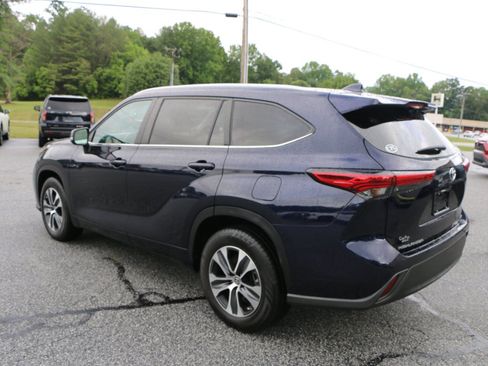 Used 2023 Toyota Highlander XLE FWD image 3