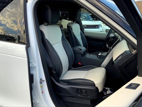 Used 2024 Land Rover Discovery Metropolitan Edition image 7