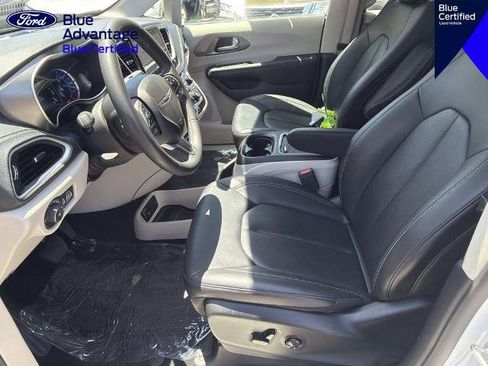 Used 2024 Chrysler Pacifica Limited FWD image 19