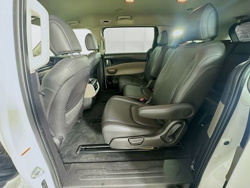 Used 2026 Kia Carnival FWD image 28