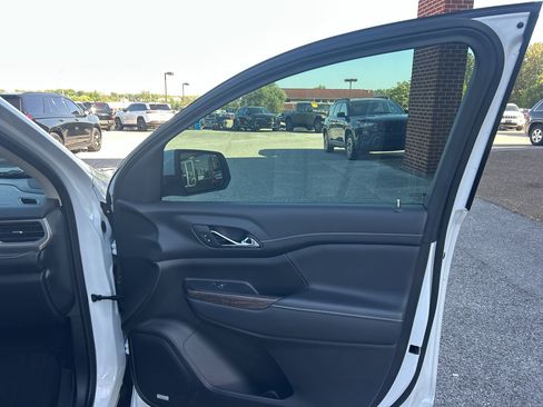 Used 2022 GMC Acadia Denali w/ Denali Technology Package FWD image 14
