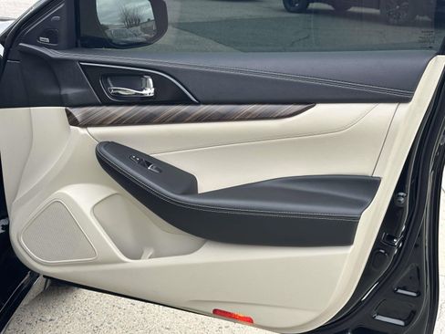 Used 2018 Nissan Maxima Platinum image 9
