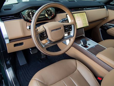Used 2025 Land Rover Range Rover SE AWD/4WD image 4