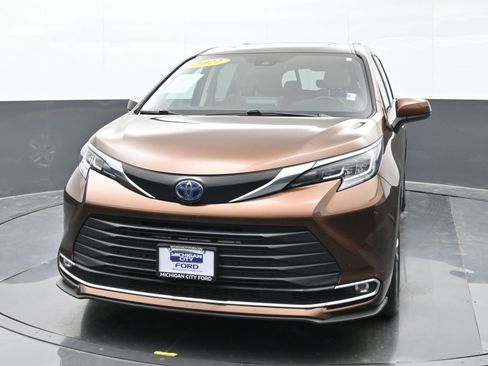 Used 2022 Toyota Sienna XLE image 3