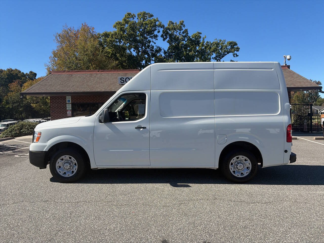 Used 2020 Nissan NV 2500 SV w/ Back Door Glass Package RWD image 2