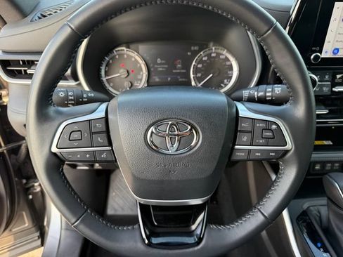 Used 2023 Toyota Highlander XSE FWD image 18