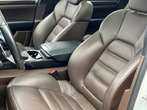 Used 2016 Porsche Cayenne Turbo S image 5