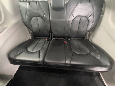 Used 2024 Chrysler Pacifica Touring-L FWD image 24