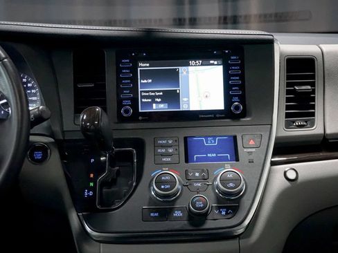 Used 2019 Toyota Sienna XLE Premium FWD image 13
