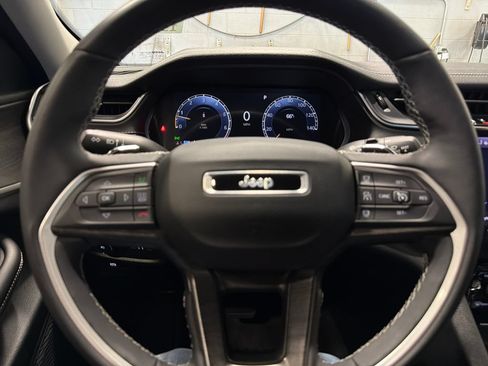 Used 2023 Jeep Grand Cherokee Limited AWD/4WD image 12