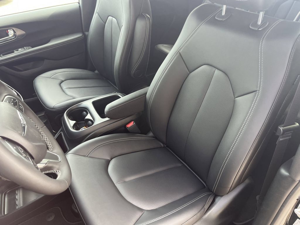 New 2026 Chrysler Pacifica Select FWD image 10