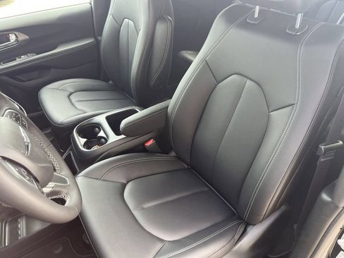 New 2026 Chrysler Pacifica Select FWD image 10