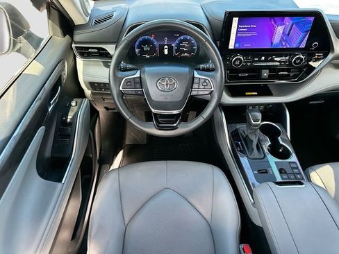 Used 2024 Toyota Highlander Limited image 22