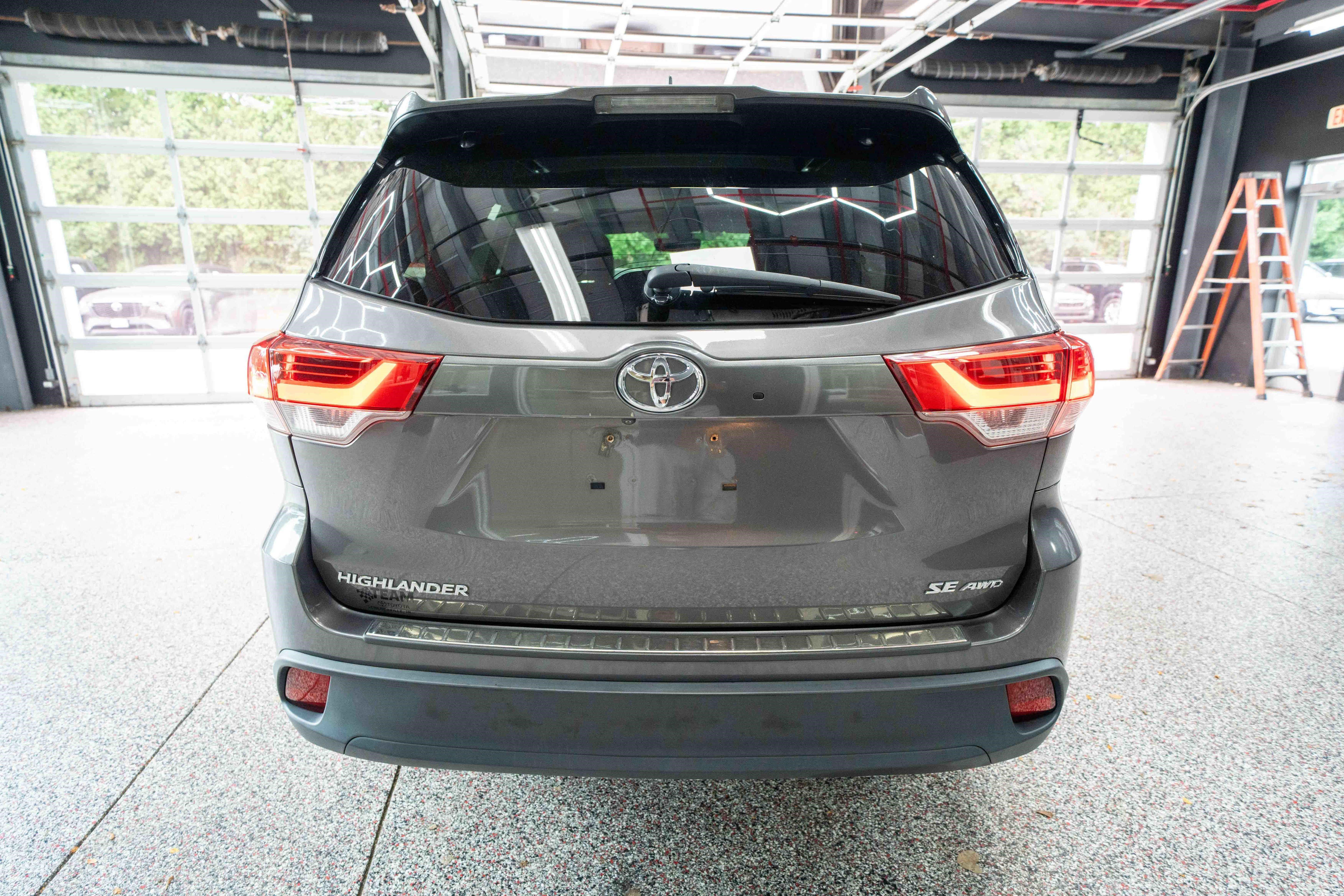 Used 2017 Toyota Highlander SE AWD/4WD image 3