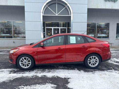 Used 2018 Ford Focus SE w/ Cold Weather Package image 2