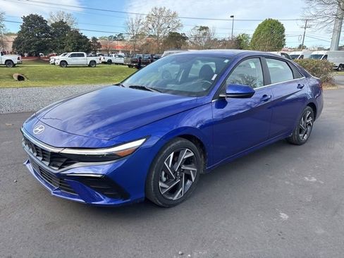 Used 2025 Hyundai Elantra SEL w/ Cargo Package image 3