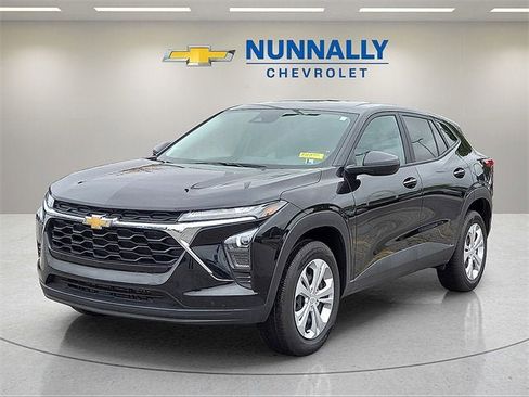 Certified 2025 Chevrolet Trax LS image 1