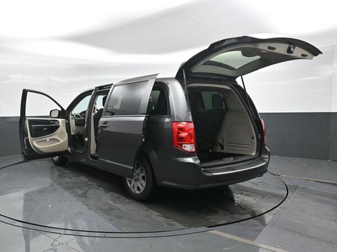 Used 2020 Dodge Grand Caravan SE w/ UConnect Hands-Free Group image 54