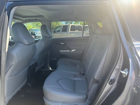 Used 2021 Toyota Highlander XLE AWD/4WD image 28