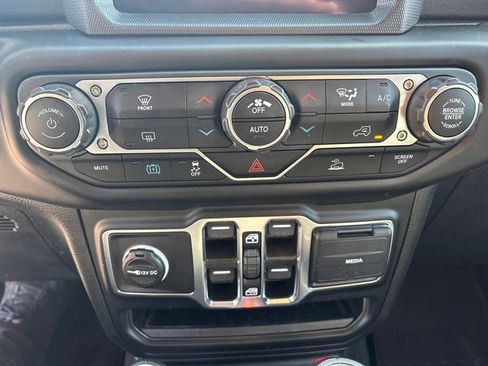 Used 2023 Jeep Wrangler Unlimited Sahara AWD/4WD image 32