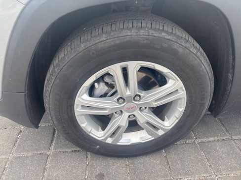 Used 2024 GMC Terrain SLE image 10