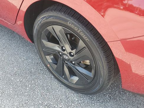 Used 2022 Hyundai Elantra SEL w/ Preferred Accessory Package FWD image 5