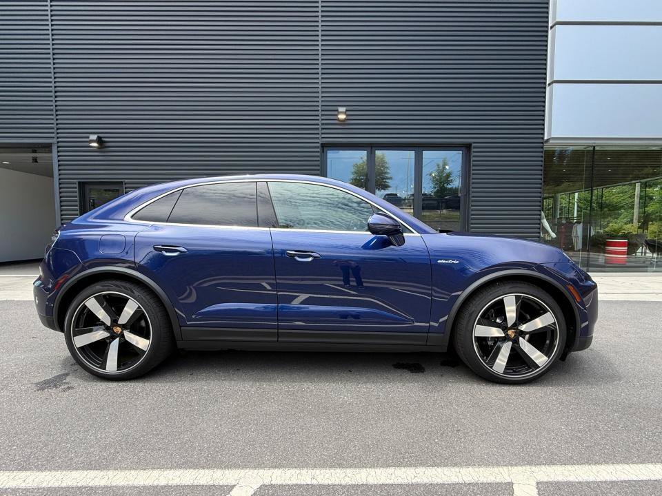 Used 2025 Porsche Macan 4S Electric AWD/4WD image 8