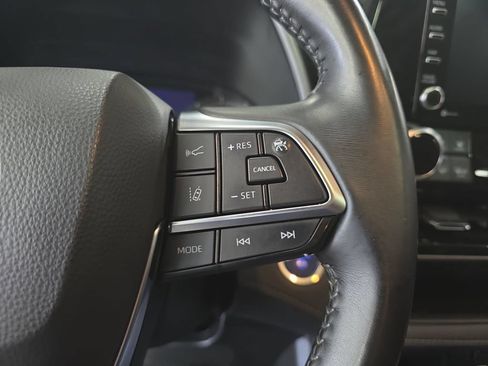 Used 2021 Toyota Highlander XLE AWD/4WD image 19