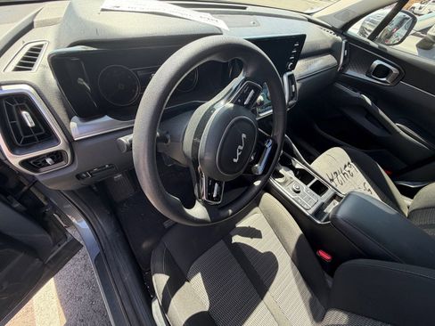 Used 2023 Kia Sorento LX FWD image 8