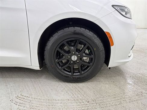 Used 2022 Chrysler Pacifica Touring-L image 14