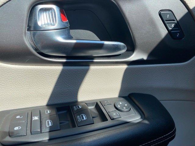 Used 2023 Chrysler Pacifica Touring-L FWD image 13