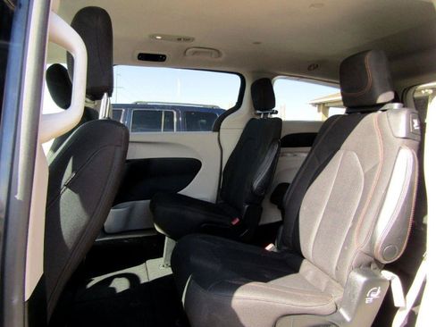 Used 2017 Chrysler Pacifica Touring FWD image 10