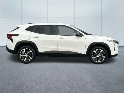 Used 2024 Chevrolet Trax RS w/ Driver Confidence Package image 5