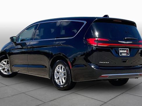 Used 2024 Chrysler Pacifica Touring-L FWD image 10