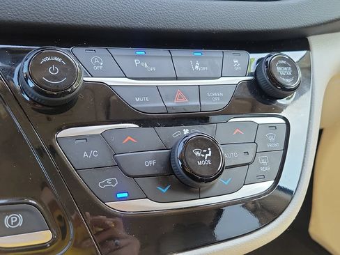 Used 2023 Chrysler Pacifica Touring-L FWD image 33