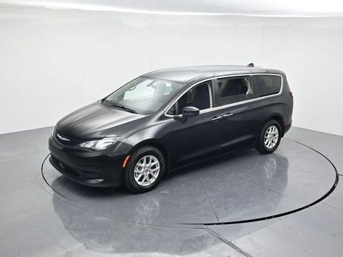 Used 2022 Chrysler Voyager LX image 42