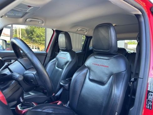 Used 2022 Jeep Renegade Trailhawk image 12