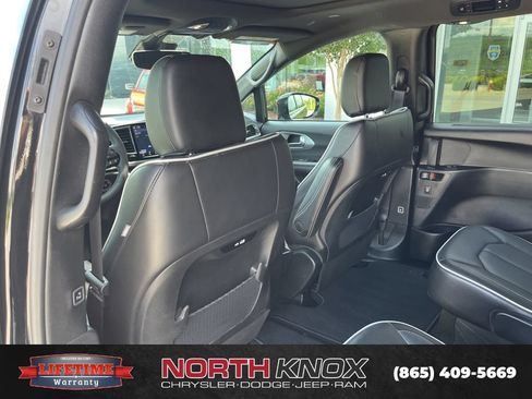 Used 2025 Chrysler Pacifica Limited FWD image 18